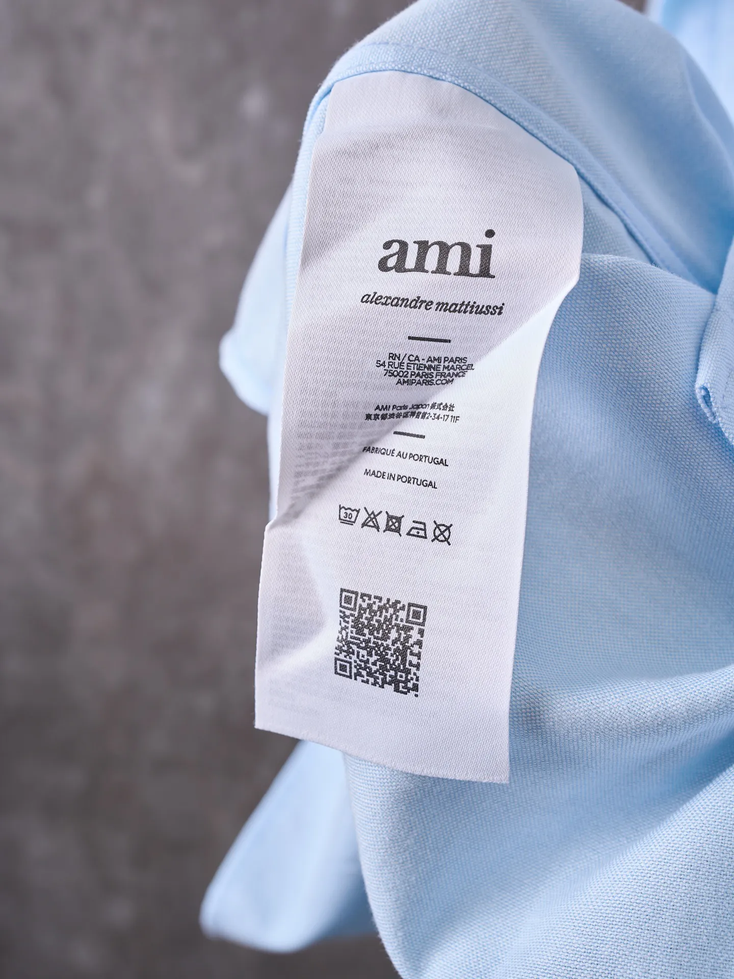 [Real auction] Ami/Ami Paris love embroidered long-sleeved shirt [In Stock] 38 40 42 44 Customized high-end flexible Oxford cotton with excellent texture, tight and smooth, comfortable and skin-friendly, pure white, interpreting the ultimate elegance. A bright red love heart jumps out on the chest. The French romantic code is engraved on it. It is the ultimate simplification of color. It also conveys the love and persistence of life in a minimalist shape. It lights up the fashionable layout where simplicity and elegance are intertwined. It uses imported machine embroidery technology and uses advanced computer control systems and precision mechanical components to realize Ami's love embroidery work. It has high precision and smooth and delicate lines. The fabrics have been washed and have a better hand feel and texture. It is not easy to deform, not easy to shrink, not easy to fade, and maintains long-term beauty and loose fit.